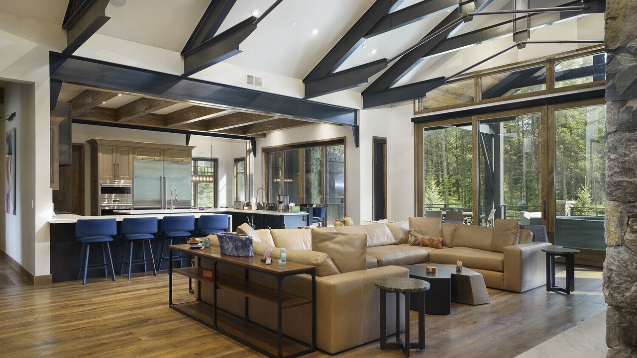 Photo of Livingroom in Peak 8