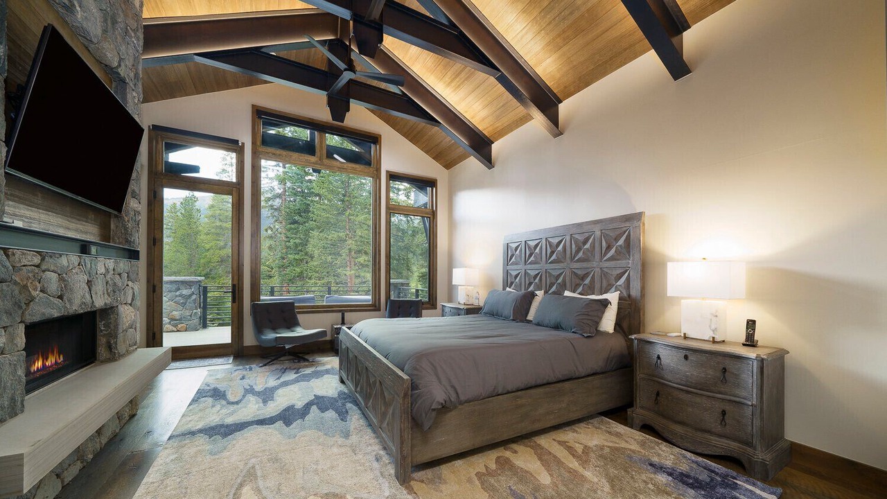 Photo of Bedroom in Peak 8
