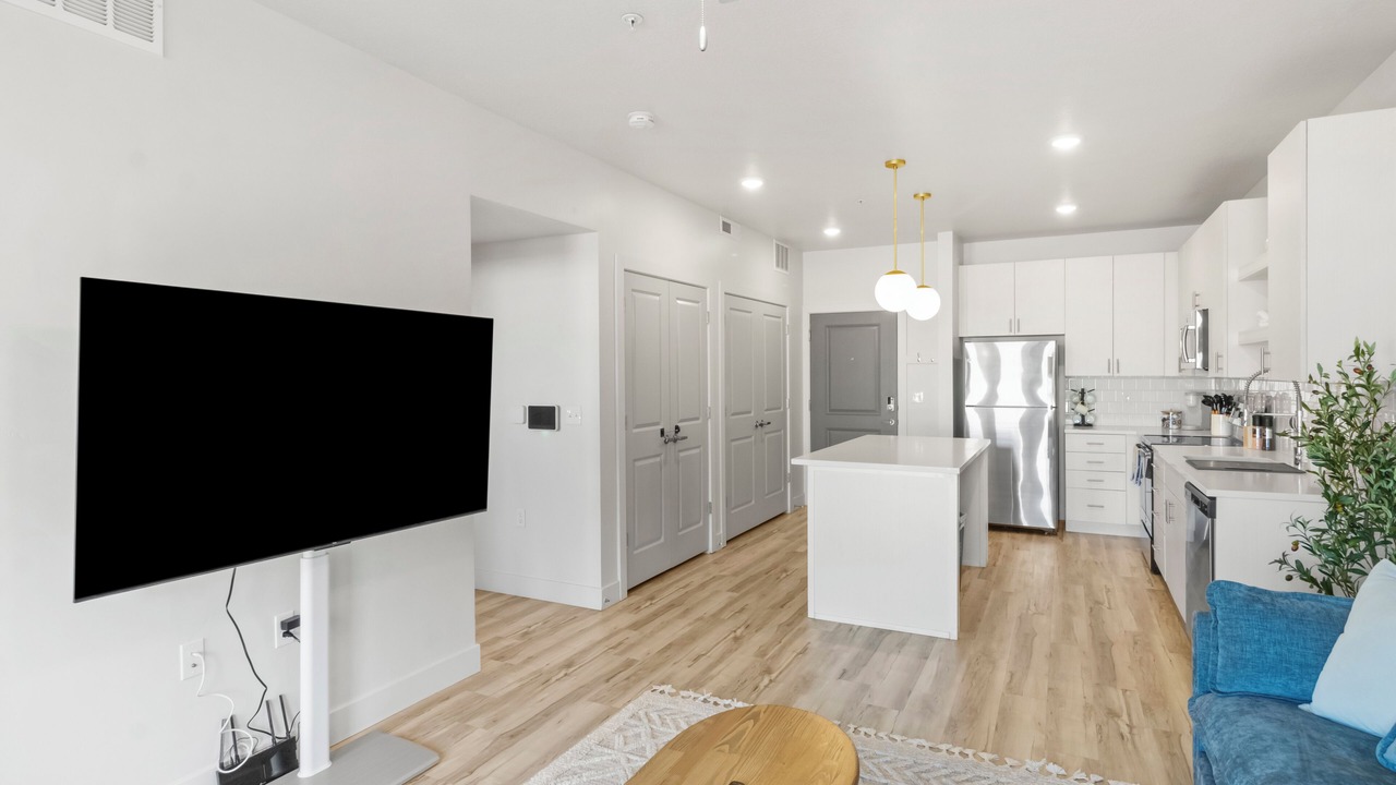 Photo of Livingroom in People's Freeway