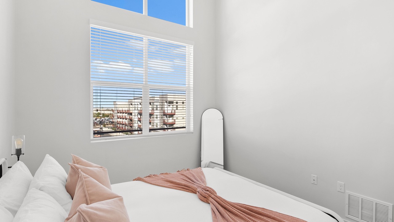 Photo of Bedroom in People's Freeway