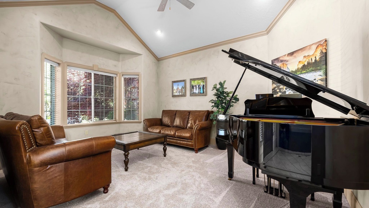 Photo of Livingroom in River Bottoms