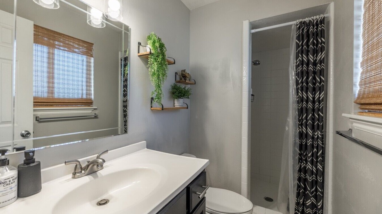 Photo of Bathroom in Lakeview