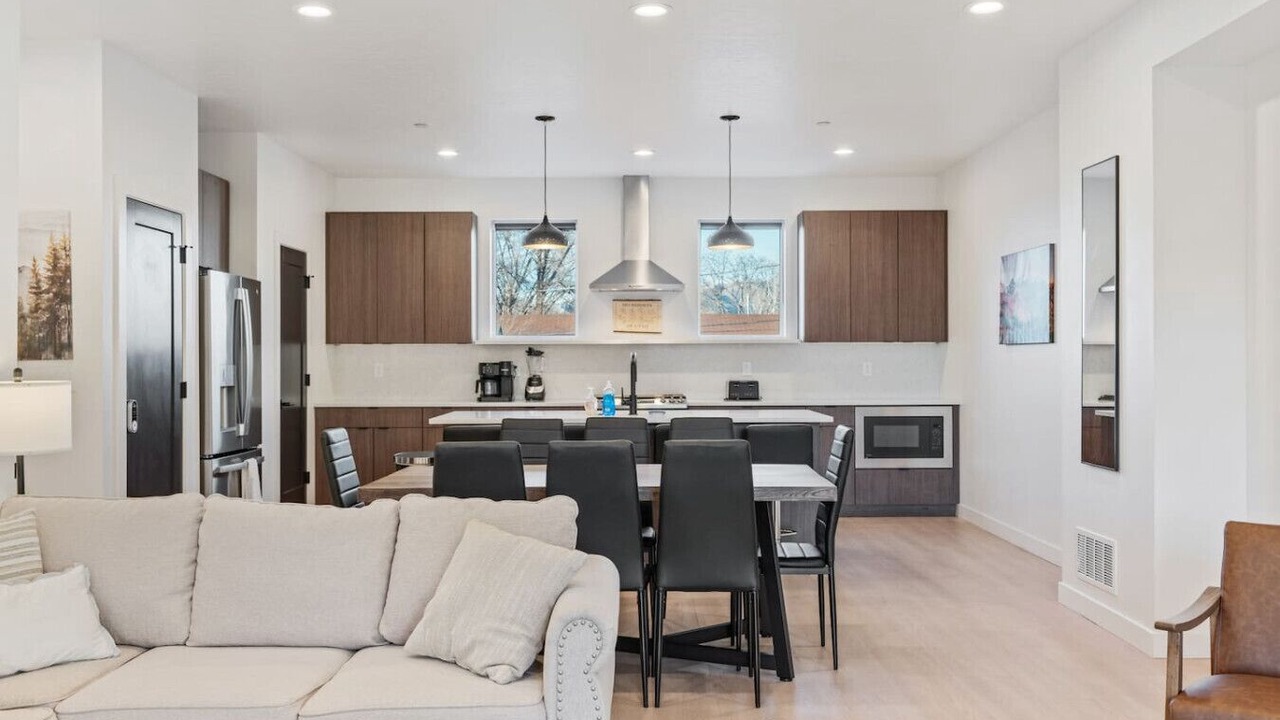 Photo of Livingroom in People's Freeway