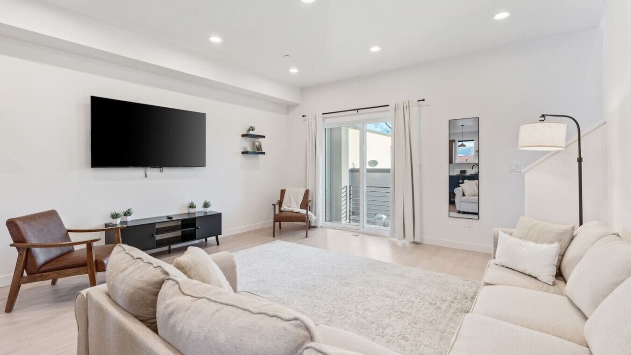 Photo of Livingroom in People's Freeway