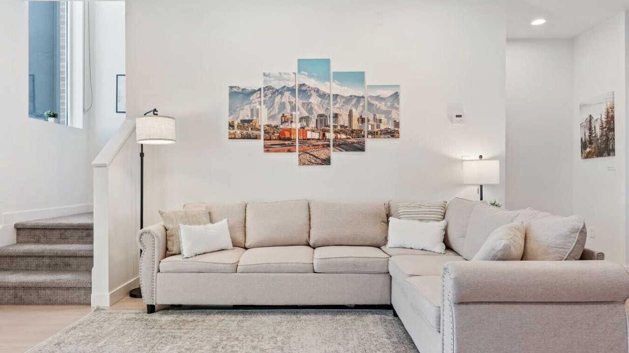 Photo of Livingroom in People's Freeway