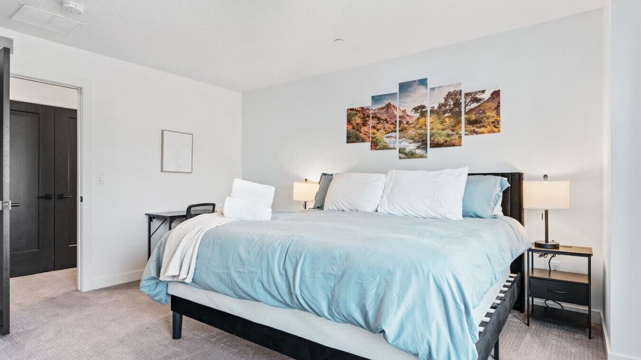 Photo of Bedroom in People's Freeway