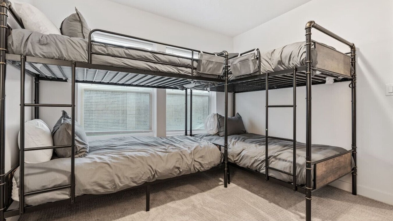 Photo of Bedroom in People's Freeway