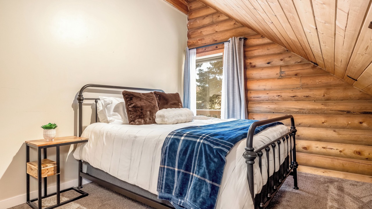 Photo of Bedroom in Summit Park