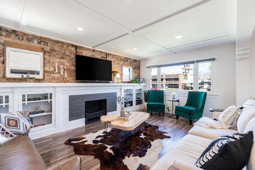 Photo of Livingroom in People's Freeway