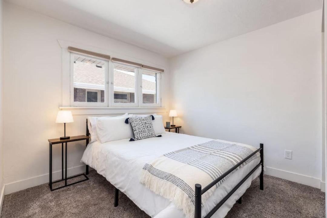 Photo of Bedroom in People's Freeway