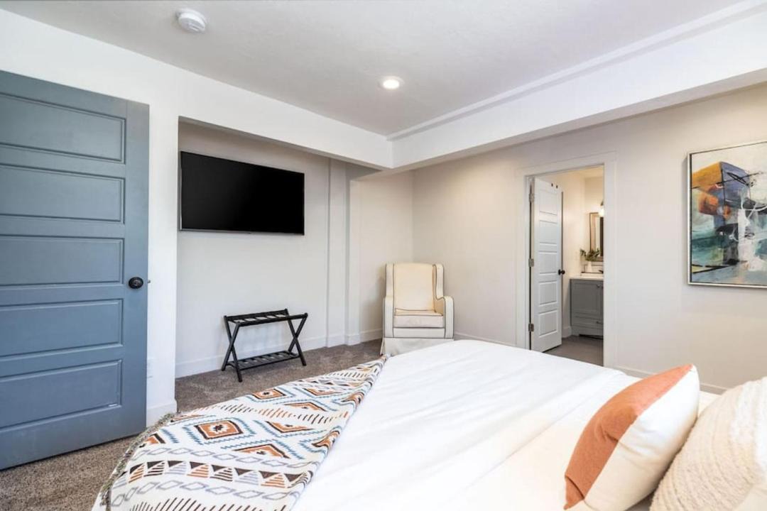 Photo of Bedroom in People's Freeway