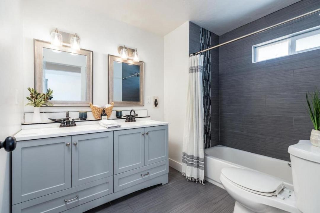 Photo of Bathroom in People's Freeway