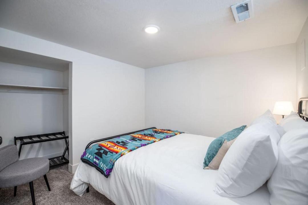 Photo of Bedroom in People's Freeway