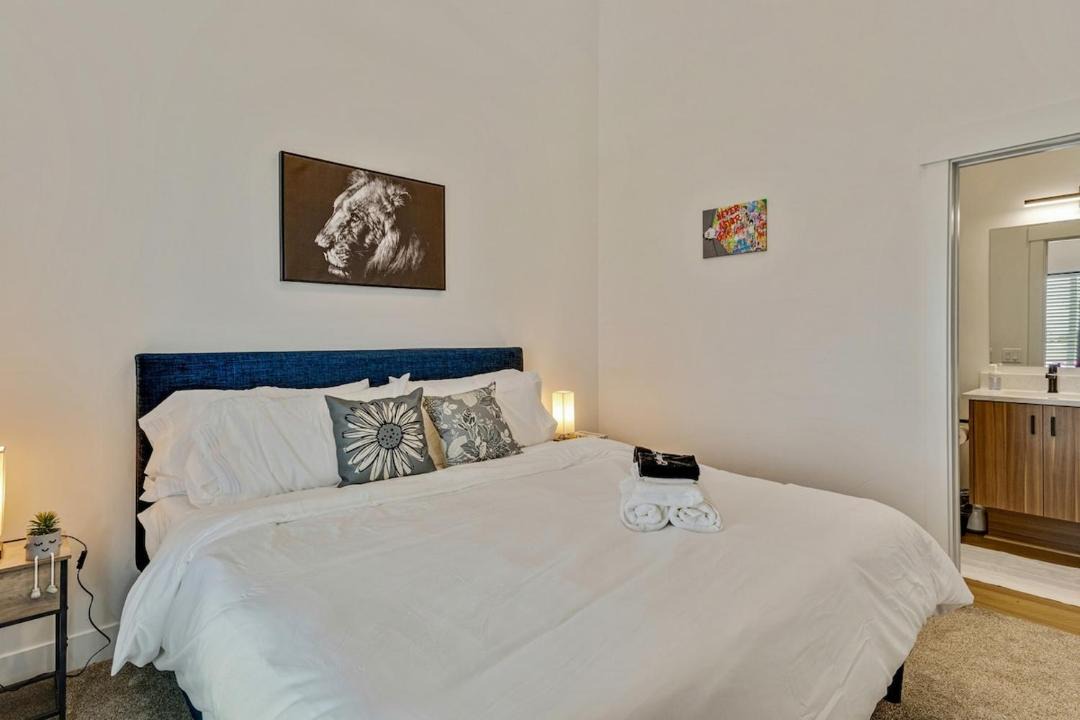 Photo of Bedroom in People's Freeway