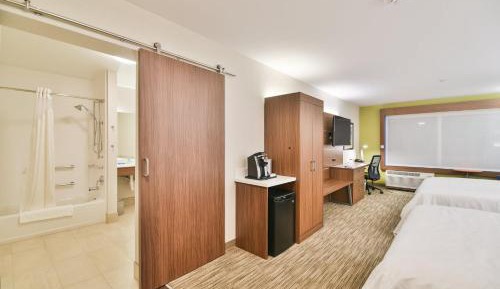 Queen Suite with Mobility Accessible Tub - Non-Smoking