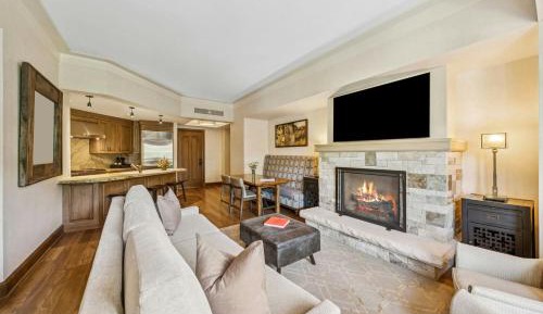 Large Deluxe King Room with Fireplace