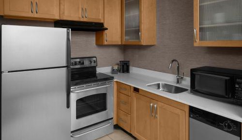 Two-Bedroom Suite with Adapted Tub - Mobility and Hearing Accessible