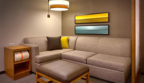 King Suite with Sofa Bed and Roll-In Shower - Disability Access