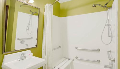 Queen Room with Two Queen Beds and Bath Tub - Mobility Accessible/Non-Smoking