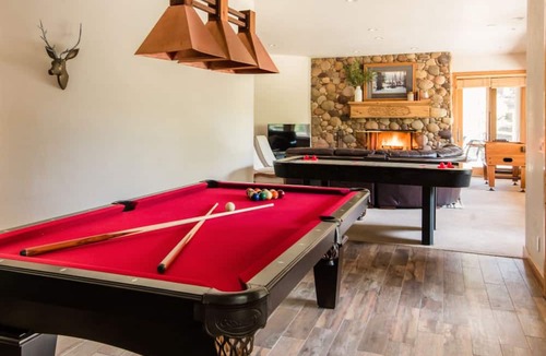 Deer Valley Cottage | Canopy by Avantstay 8 BR Cabin w/ Hot Tub, Movie Theatre & Sauna