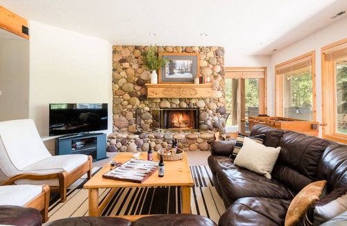 Deer Valley Cottage | Canopy by Avantstay 8 BR Cabin w/ Hot Tub, Movie Theatre & Sauna