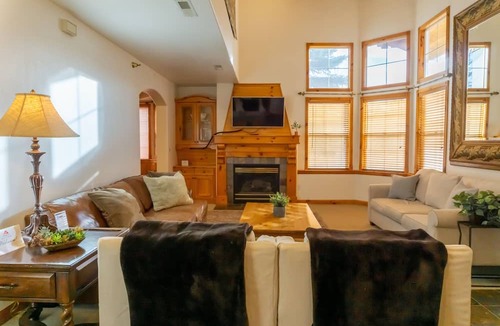 Midway House | Family Vacation~heated In/out Pool, Tubing & Ice Skating 719 3 Bedroom Townhouse by RedAwning