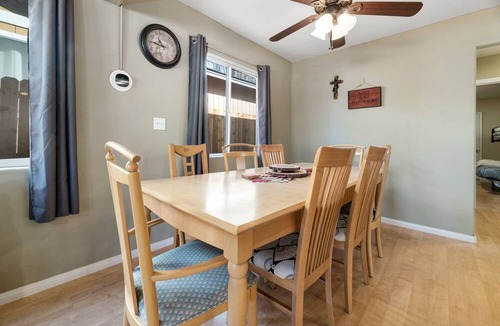 Big Bear City House | Vivienda De Osos - Walking Distance To Snow Play And Oktoberfest! 4 Bedroom Home