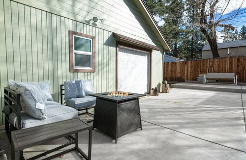 Big Bear City House | Vivienda De Osos - Walking Distance To Snow Play And Oktoberfest! 4 Bedroom Home