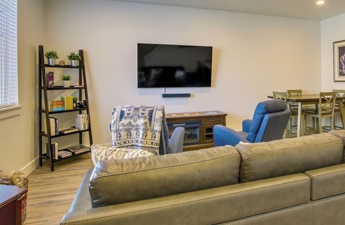 Providence Apartment | 2 Mi to Zootah: Providence Townhome w/Fireplaces