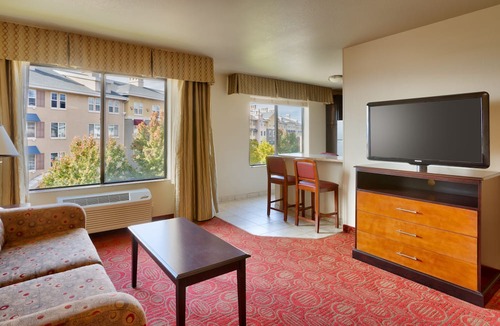 Sunset Heights Hotel | Holiday Inn Express & Suites Orem-North Provo by IHG