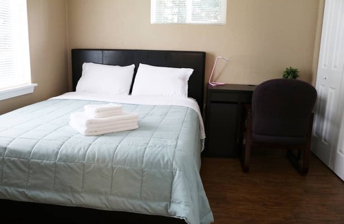 Haller Lake House | Quiet Clean and Comfortable Room