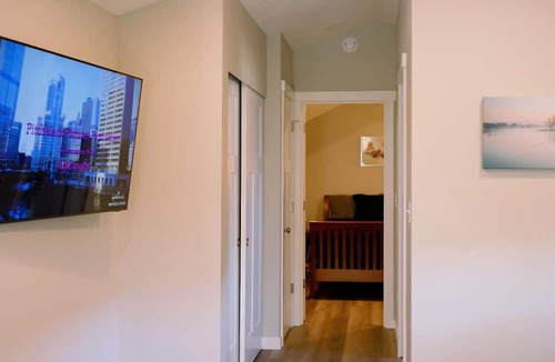 Monroe Cottage | Skyriver Escape Riverfront With Hot Tub