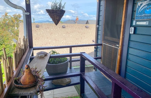 York Apartment | Upstairs at Thevictorian - Lush Walkable and Dog-friendly Retreat - Steps From Downtown Bellingham