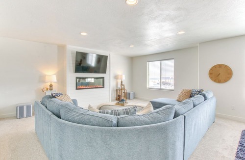 Garden City Apartment | Walk to Marina & Lake: Spacious Garden City Gem!