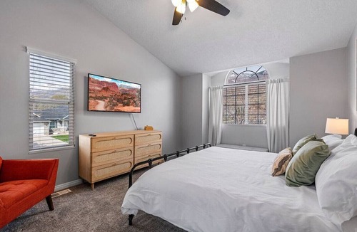 Farmington House | Large Serene Farmington Retreat, Close to Lagoon, SLC, Park City & 8 Ski Resorts