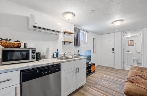 Price Apartment | Hot Tub Haven+Pet+Laundry+ .4 to USU Eastern