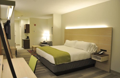 Price Hotel | Holiday Inn Express & Suites Price by IHG