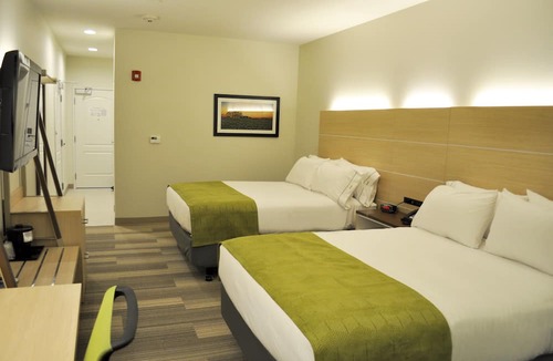 Price Hotel | Holiday Inn Express & Suites Price by IHG
