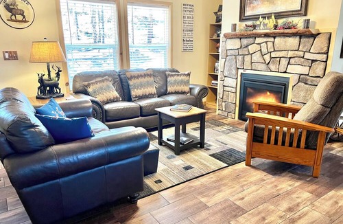 Florissant House | Secluded Stargazing Mountain Retreat, Hot Tub, Big Kitchen, Fireplace, Views