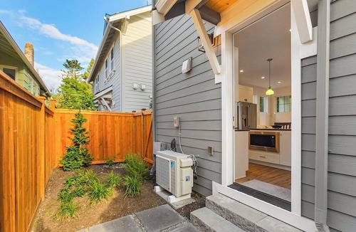 Whittier Heights Apartment | The Greenwood Gem, Seattle