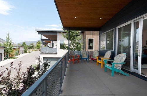Durango House | Townhome with Awesome Views - 1 Mile to Downtown - 30+ Day Stay Required