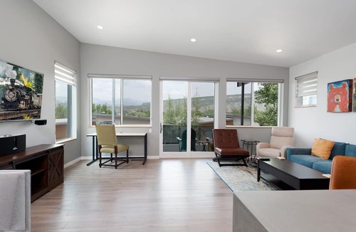 Durango House | Townhome with Awesome Views - 1 Mile to Downtown - 30+ Day Stay Required