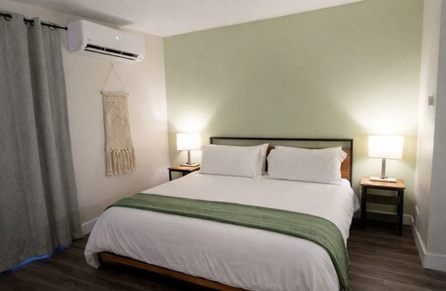 Central City Apartment | King Bed * Down Town * Comfortable Studio Apt.
