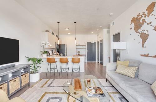 People's Freeway Apartment | LCF - Granary - 1KingBR - Sleeps 3 - CoWork + Gym - Garage