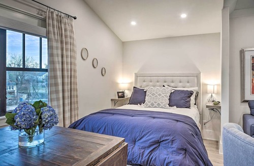 Downtown Apartment | Airy Bentonville Studio < 1 Mile to City Square!