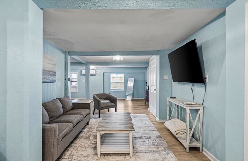 San Jacinto Apartment | Historic Anchor at M | Sleeps 7 Outdoor Shower Mins to Beach & Moody Gardens