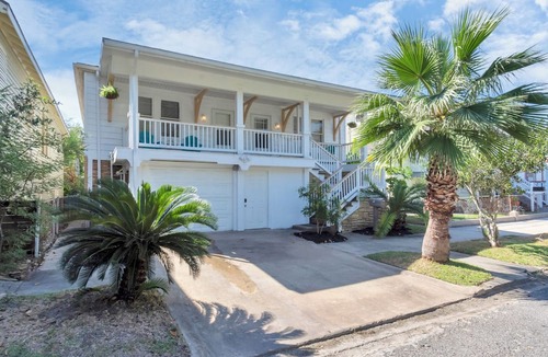 San Jacinto Apartment | Historic Anchor at M | Sleeps 7 Outdoor Shower Mins to Beach & Moody Gardens
