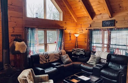 Wilmington Cabin | Trending Family Retreat - Pvt. Deck Hot Tub, Pool & Game Room