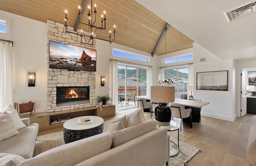 Park City Condo | Luxury Penthouse Retreat Hot Tub Views Perfect for Longer Park City Stays