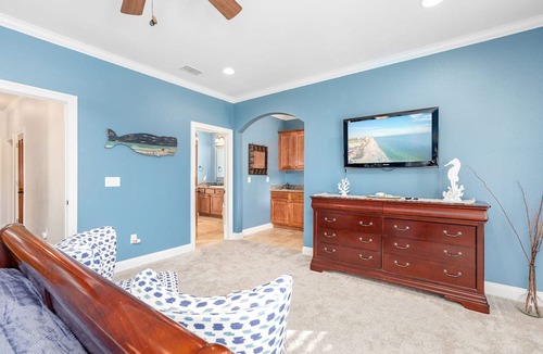 Villages of Crystal Beach House | 10-Min Walk to Beach | Heated Pool ,BBQ & Trolley